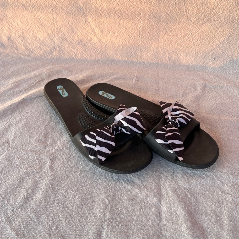 Oka B Black Zebra Bow All Rubber Flip Flop Slides - Women's Large (8-10) NWOT